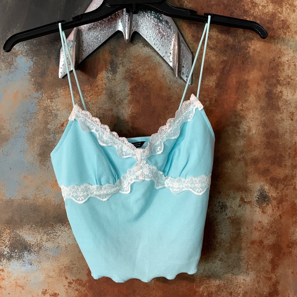 Super cute crop top with lace